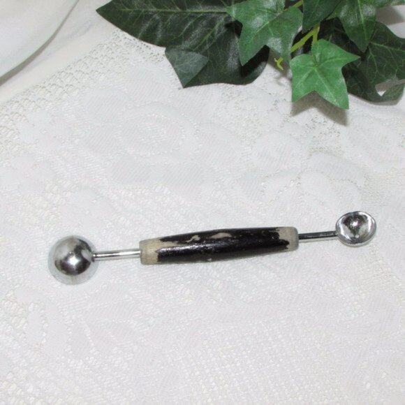 Vintage Garnishing Tool Melon Baller Kitchen Gadget Chippy Black Wood Handle - Picture 4 of 4